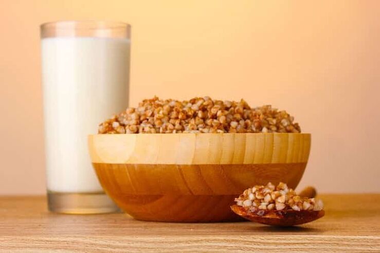 Boekweitepap en glas melk