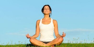 techniek van het uitvoeren van oefeningen om af te vallen op de buik en zijkanten